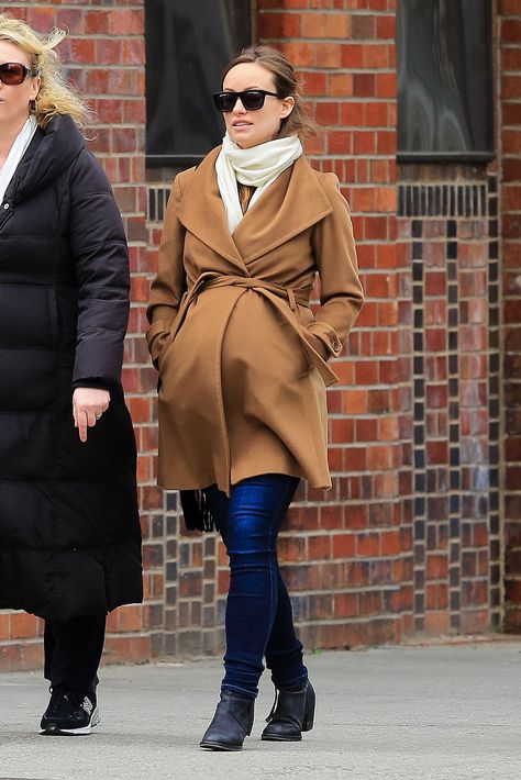 Olivia Wilde Comfy Jeans Outfit, Baby Bump Style, Preggo Fashion, Maternity Chic, Pregnant Celebrities, Winter Maternity, Stylish Maternity Outfits, Chic Coat, Fall Maternity