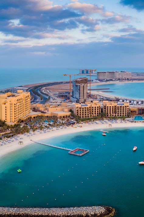 Scopri l'incantevole Isola Marjan a Ras Al Khaimah. Goditi spiagge paradisiache, resort di lusso e una varietà di attività ricreative per una vacanza da sogno. Prenota ora il tuo soggiorno esclusivo. Ras Al Khaimah, Dubai, Hotel, Building, Travel, Quick Saves