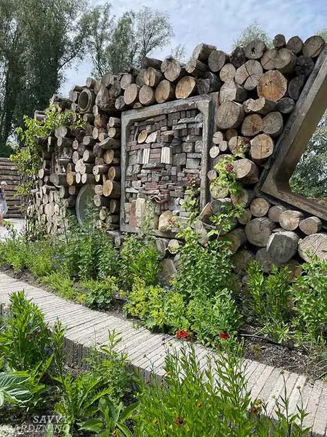 How to Integrate Regenerative Gardening Techniques in a Garden Garden Walls Ideas, Regenerative Gardening, Yard Activities, Log Walls, Log Fence, Garden Construction, Landscaping On A Hill, Habitat Garden, Log Wall