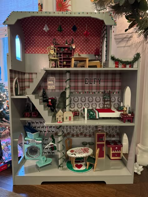 DIY Christmas dollhouse, elf house , Christmas crafts Christmas Dolls House Ideas, Doll House Christmas, Dollhouse Remodel, Diy Christmas Elves, Elf Home, Doll House For Boys, Elf Shelf, Diy Barbie House, Gingerbread Diy