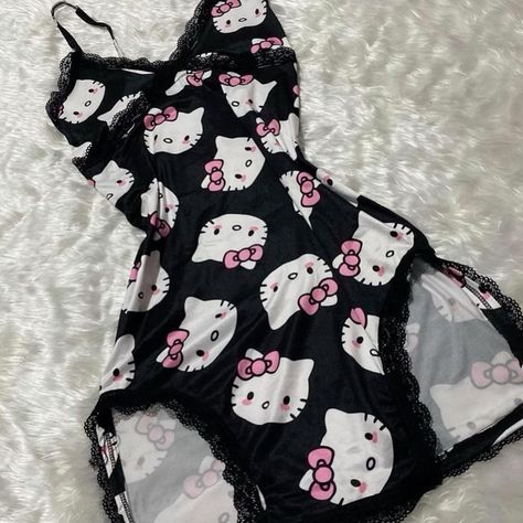 Hello Kitty Outfit, Kuromi Sanrio, Hello Kitty Dress, Kitty Clothes, Hello Kitty Clothes, Mode Zara, Instagram Baby, Hello Kitty Items, Swaggy Outfits