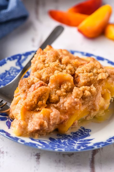 This sweet and buttery Peach Crumble Pie is like the perfect marriage of peach pie and peach crisp. #peachpie #summerdessert Peach Crumb Pie, Peach Cobbler Bars, Cobbler Bars, Peaches Recipes, Peach Crumble Bars, Peach Crumble Pie, Easy Peach Pie, Peach Filling, Fruit Treats