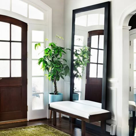 Z+ Interiors on Instagram: “A large mirror and a simple bench are two major foyer necessities ✨⠀⠀⠀⠀⠀⠀⠀⠀⠀ Interiors: @zplusinteriors.⠀⠀ 📷: @amandakirkpatrickphoto…” Entryway Decor Modern Luxury, Apartment Entryway Decor, Foyer With Stairs, Foyer Mirror, Modern Luxury Apartment, Entrance Mirror, Simple Bench, Minimalist Entryway, Entrance Bench