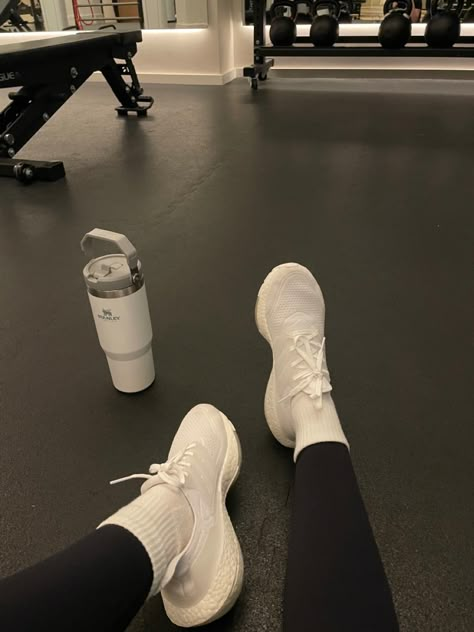 white adidas ultraboost. stanley cup. Workout Tumbler Ideas, Leg Workout Aesthetic, Workout Athstetic, Gym Asthetic Snap, Gym White Aesthetic, White Workout Aesthetic, Asthetic Workouts Pics, Stanley Girl Aesthetic, Gym Aesthetic White