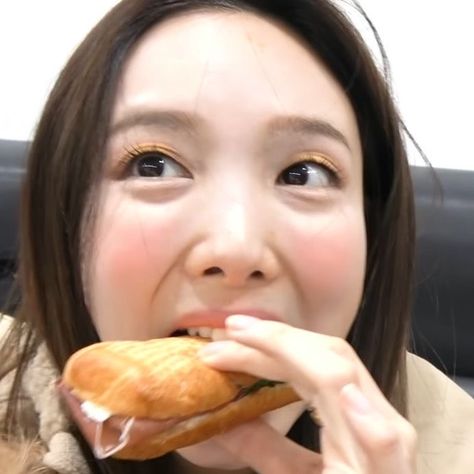 nayeon twice lq icon food yummy eating messy icons low quality cute Kpop Girl Icons, Kpop Idols Eating, Kpop Food, Eat Pp, Eating Icon, Nayeon Icons, Eating Pp, Food Icon, Mode Turban