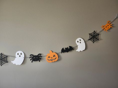 Halloween Banner Ideas, Halloween Paper Garland, Diy Halloween Garland, Ghost Garland, Halloween History, Halloween Bunting, Halloween Ghost Decorations, Spooky Stuff, Halloween Facts