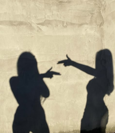 Faceless Pictures With Friends, Twin Sisters Aesthetic Faceless, Faceless Bestie Pics, Sister Duo Aesthetic, Faceless Duo Pics, Aesthetic Sunkissed Pictures, Opposite Best Friends Aesthetic, Photo A Deux, Best Friends Aesthetic Faceless