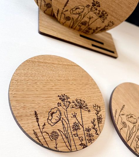 Plant Wood Burning Ideas, Wood Burn Flowers Design, Wood Burnt Coaster, Coaster Engraving Ideas, Laser Engraved Coasters, Wood Coaster Ideas, Laser Engraving Ideas Gifts, Pyrography Coasters, Wood Engraving Ideas