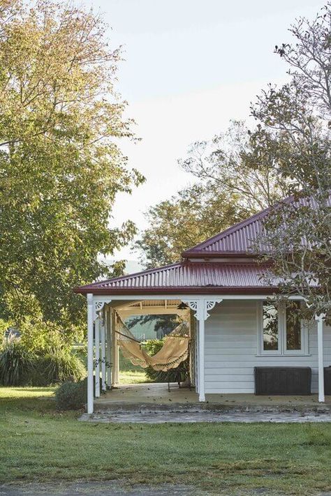 Australian Country Houses, Country Home Exterior, Green Roof House, Australian Country, Australian Farm, Farmhouse Architecture, Modern Renovation, Country House Interior, Farmhouse Interior