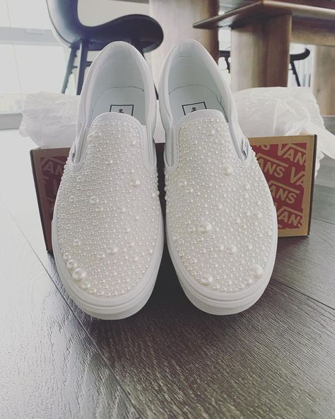 Pearl Wedding Decorations, Pearls Wedding Theme, Wedding Sneakers For Bride, Diy Wedding Shoes, Wedding Vans, Custom Wedding Shoes, Pearl Wedding Shoes, Bridal Sneakers, Diy Sneakers