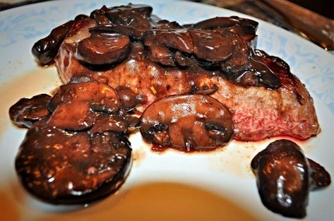 This haute cuisine sauce makes everyday steaks or roasts into something a little more elegant. Serve atop grilled steaks, hamburger steaks, roasted beef or venison Bordelaise Sauce Recipe, Mushrooms Food, Bordelaise Sauce, Hamburger Steaks, Grilled Steaks, Steak Diane, Vegetarian Nachos, Easy Nachos, Roasted Beef