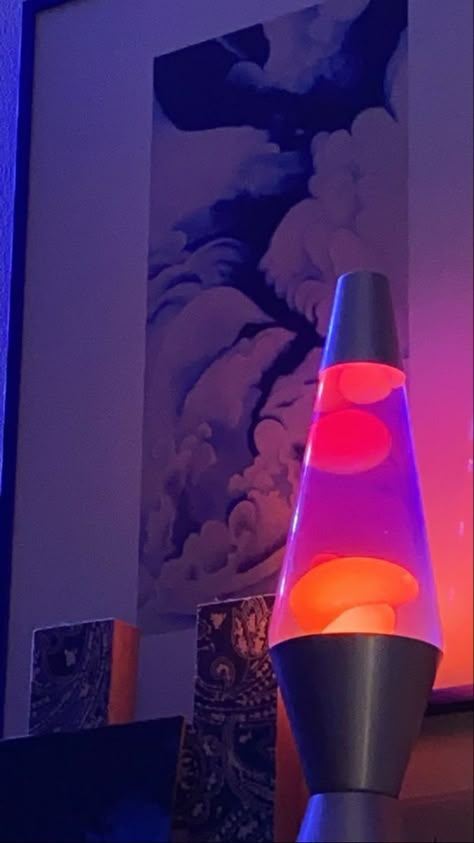 Purple Lava Lamp Aesthetic, Lava Lamp Aesthetic Room, Lava Lamp Bedroom, Lava Lamp Room, Lava Lamp Aesthetic, Purple Aesthetic Bedroom, Retro Lava Lamp, Purple Lava Lamp, Dorm Themes