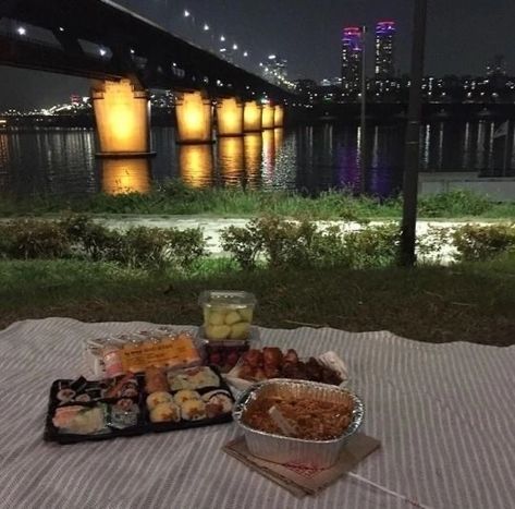 Picnic At Night, Night Picnic, Picnic Inspiration, Picnic Date, Picnic Food, Korea Travel, Picnic Foods, Korean Aesthetic, Date Dinner