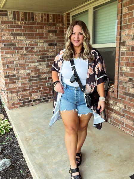 Curve Love High Rise Dad Shorts curated on LTK Plus Size Shorts Outfit, Summer Jean Shorts Outfit, Plus Size Summer Fashion, Summertime Outfits, Dad Shorts, Plus Size Looks, Midsize Outfits, Casual Summer Outfits For Women, Alt Outfits