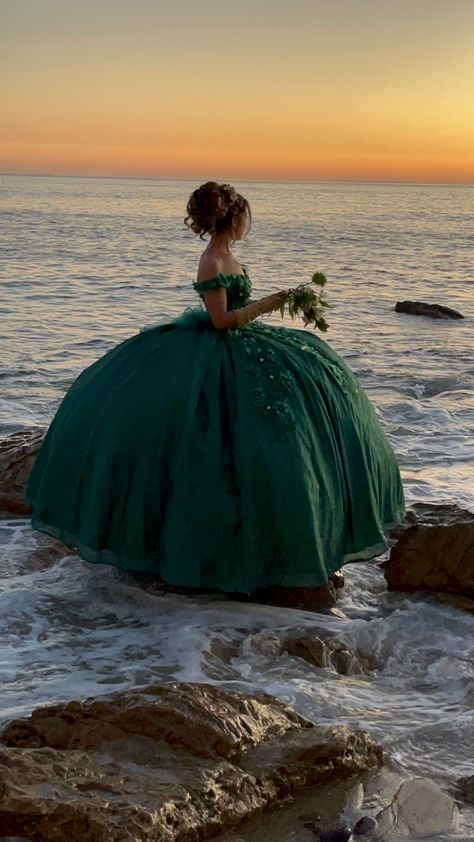 Quinceanera Dresses 2023, Green Quince Dress, Quince Picture Ideas, Quince Photoshoot Ideas, Quince Pictures, Dress Sweet 16, Green Quinceanera Dresses, Xv Dresses, Mexican Quinceanera Dresses