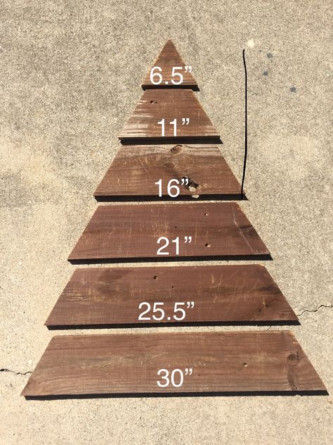 Shiplap Christmas Tree, Pallet Christmas Tree Diy Measurements, Christmas Trees Made Out Of Pallets, Barn Wood Christmas Tree, Diy Wood Tree Decor, Rustic Wood Trees, Log Display Ideas, Barnwood Christmas Trees, Christmas Wood Crafts 2023