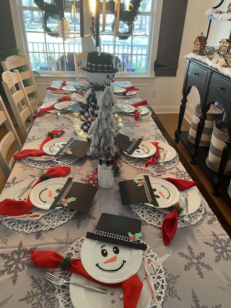 Snowman Christmas Table Settings, Snowman Plates Table Setting, Kids Christmas Table Ideas, Kids Christmas Table Settings, Country Christmas Table Decor, Christmas Kids Table, Christmas Table Deco, Snowman Theme, Christmas Chandelier