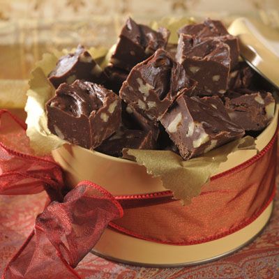 CARNATION® FAMOUS FUDGE: The reviews are in! This five-star recipe makes an unforgettably delectable holiday gift – one family, friends, and coworkers won't soon forget. And with easy variations, you can make milk chocolate, butterscotch, or peanutty chocolate fudge. Famous Fudge, Dessert Simple, Fudge Easy, Star Food, Homemade Candies, Candy Desserts, Köstliche Desserts, Yummy Sweets, Fudge Recipes