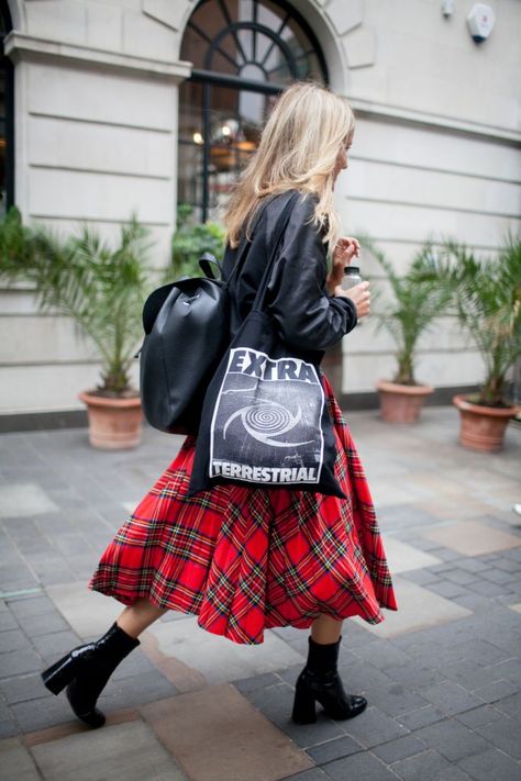 Street style at London Fashion Week Spring 2017 British Women, Tartan Skirt, Street Style 2017, British Outfits, Looks Street Style, Women Street, Fashion Attire, Outfits For Women, Plaid Fashion