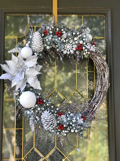 Christmas Wreath White, Christmas Grapevine Wreaths, White Grapevine Wreath, White Wreaths, Christmas House Decorations, Christmas Grapevine Wreath, House Decorations Ideas, Grapevine Christmas, Christmas Wreath Decor