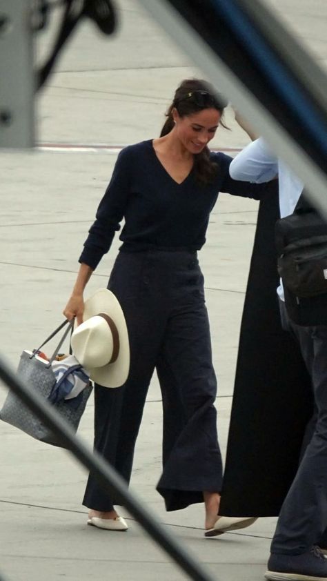 Los Angeles Outfits Fall, Outfit For Meeting, Expensive Travel, Walking Clothes, Meghan Style, Meghan Markel, Engagement Party Outfit, Winter Walking, Meghan Markle Outfits