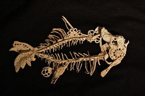 Crochet skeleton artist Caitlin McCormack. Crochet Fossil, Caitlin Mccormack, Skeleton Crochet, Crochet Skeleton, Art Skeleton, Crochet Artist, Fish Skeleton, Crochet Fish, Animal Skeletons