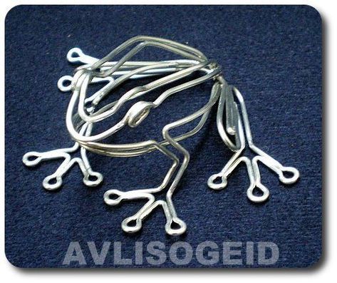 HAND MADE * FROG *.HANDCRAFTED ANIMAL.ALUMINUM WIRE ART Wire Creatures, Wire Frog, Wire Animals, Wire Ornaments, Frog Jewelry, Wire Art Sculpture, Wire Jewelery, Wire Ideas, Wire Diy