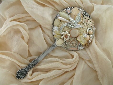 beautiful hand mirror.. definitely a diy Seashell Hand Mirror, Beaded Pictures, Mirrors Diy, Jewelry Pics, Boat Garage, Jeweled Picture, Hand Mirrors, Jewel Frames, Framed Jewelry