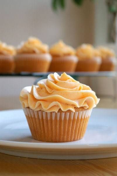 Peach Buttercream, Cupcakes With Frosting, Peach Cupcakes, Eat Cupcakes, Cake Mini, Peach Recipe, Yummy Cupcakes, Dessert Cupcakes, Eat Dessert