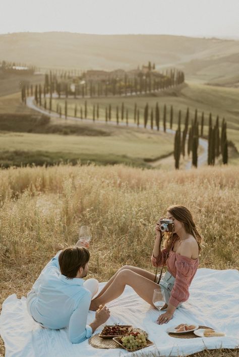 Tuscan Engagement Photos In Florence, Italy by Alyssa Belkaci Photo | Paris + Destination Elopement and Couple's Photographer | For The Romantic Lovers | Paris and All Of Europe. David + Keren wed in the hills of Tuscany in early May. Before their wedding, we visited the countryside to capture their engagement, pre-wedding memories! Discover! destination engagement in tuscany, engagement fotoshooting, engagement, engagement outfits, engagement photoshoot, engagement planning Paris Couple Pictures, Tuscany Aesthetic, Paris Elopement Photography, Paris Engagement Photos, Paris Couple, Couple Engagement Pictures, Honeymoon Outfits, Aesthetic Couple, Adventure Couple