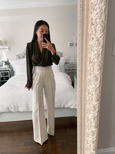 white / cream wide legged trousers / pants outfit // stylish business professional outfits for women Business Meeting Outfit, Trouser Pants Outfits, Camel Sweater Dress, Cream Wide Leg Trousers, Wide Leg Trousers Outfit, Conference Outfit, Pants Outfit Work, Camel Sweater, Dress Pants Outfits