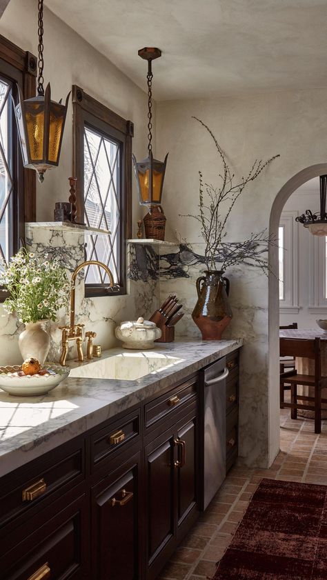 Spanish Craftsman, Spanish Colonial Kitchen, Hacienda Style Kitchen, Lone Fox, Decoration Buffet, Spanish Revival Home, Dining Room Area, Spanish Modern, Buffet Decor