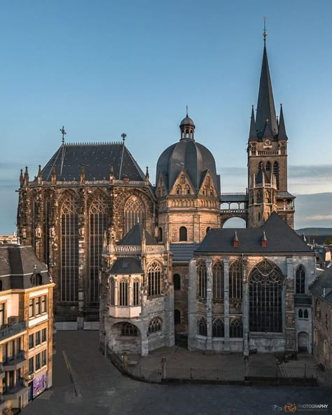 Aachen - Germany Aachen Cathedral, Castle Plans, Aachen Germany, Romanesque Architecture, Public Space Design, Cathedral Architecture, Africa Do Sul, Historical Architecture, Architecture Fashion