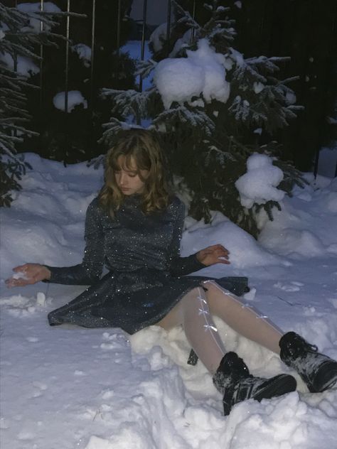 Night Winter Photoshoot, 2000s Winter Aesthetic, Snow Day Photoshoot, Winter Pose Reference, Winter Fairy Outfit, Winter Ig Pictures, Senior Picture Ideas Winter, Winter Senior Photos, Princess Aesthetic Outfits