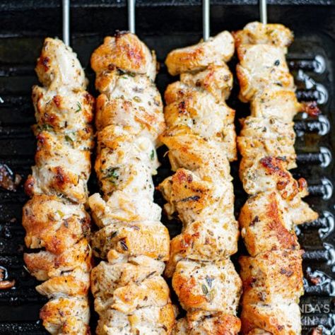 Greek Chicken Skewers, Greek Chicken Kabobs, Greek Grilled Chicken, Tzatziki Recipe, Mexican Chicken Casserole, Tzatziki Recipes, Grilled Chicken Skewers, Fried Cabbage, Mediterranean Chicken