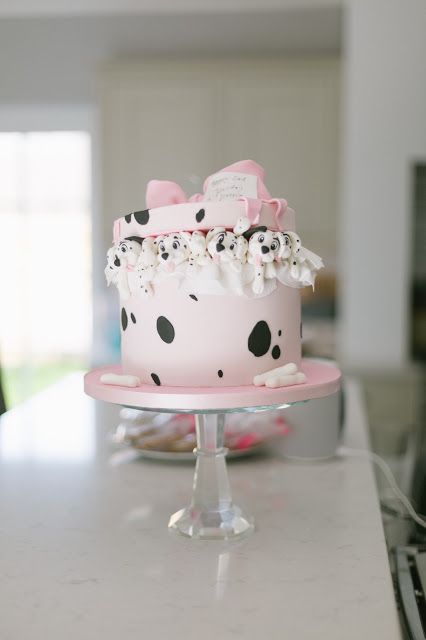 Alessia's Puppy Party | Anna Saccone Joly Dalmatian Cake, White Chocolate Covered Oreos, Dalmatian Party, Anna Saccone, Dog Themed Parties, Bubblegum Balloons, Puppy Birthday Parties, Sparkle Gift, Pink Confetti