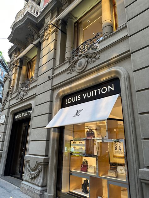 louis vuitton, travel, naples, italy, vacation, luxury, retail, fashion, designer Boutique Store Front, Luxury Clothing Store, Boutique Aesthetic, Mobile Shop Design, Store Architecture, Vacation Luxury, Retail Facade, Napoli Italy, Louis Vuitton Travel