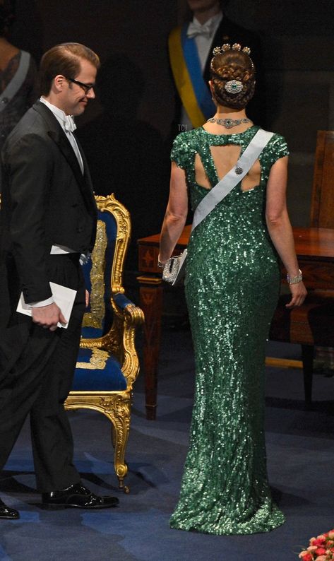 Crown Princess Victoria Gleams in Nobel Emeralds Crown Princess Victoria Of Sweden, Victoria Prince, Victoria Of Sweden, Victoria Fashion, Princess Victoria Of Sweden, Prince Daniel, Princess Estelle, Green Gown, Swedish Royals