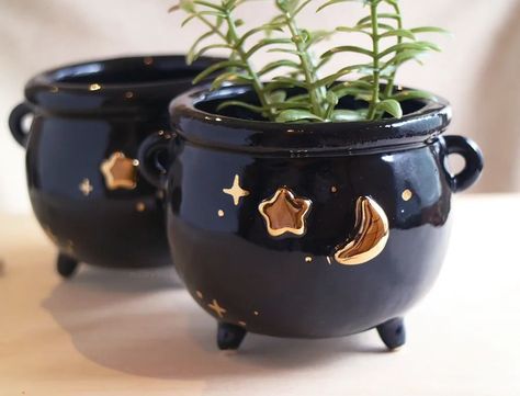 Alle berichten • Instagram Witchy Ceramic Art, Ceramic Cauldron Mug, Ceramic Cauldron Pottery, Gothic Pottery Ideas, Ceramic Bowl Designs Ideas, Acotar Ceramic, Witchy Ceramics, Spooky Ceramics, Witch Ceramics