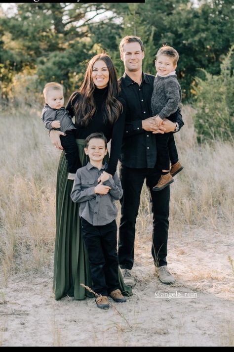 Family Pictures Gray Outfits, Family Of 5 Outfits For Pictures, Winter Family Photo Outfits Snow, Family Photo Outfits Dark Green, Winter Woods Family Photoshoot, Winter Picture Outfits Family, Emerald Green Photoshoot Family, Family Photo Ideas Winter, Family Photo Winter Outfits