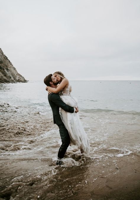 charlotte francis photo lovers cove catalina island california elopement wedding 043 Catalina Wedding, Beach Wedding Pics, Small Beach Weddings, California Beach Wedding, Island Elopement, Dream Beach Wedding, Elopement Planning, Boho Beach Wedding, Honey Moon