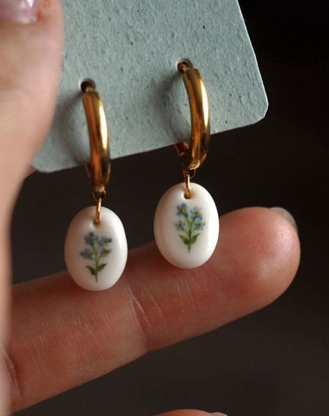 Ceramic Earings Ideas, Ceramic Jewelry Ideas, Ceramic Accessories Jewellery, Ceramic Earrings Handmade, Forget Me Not Drawing, Funky Ceramics, Ceramic Art Handmade, Sun And Moon Jewelry, Ceramic Jewerly