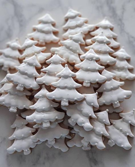 Beautiful cookies by inblossomwoo sharethelove beautifulcuisines cookieart Christmas Pies, Christmas Sugar Cookies Decorated, Dream Christmas, Cute Christmas Cookies, Winter Cookie, Tree Cookies, Christmas Tree Cookies, Xmas Cookies, Fancy Cookies