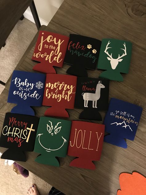 Christmas Beer Coozie, Christmas Can Coozies, Christmas Koozie Sayings, Christmas Koozie Ideas, Can Coozie Ideas Gifts, Christmas Cricut Crafts To Sell, Koozies Diy Vinyl, Vinyl Koozies, Christmas Vinyl Projects To Sell