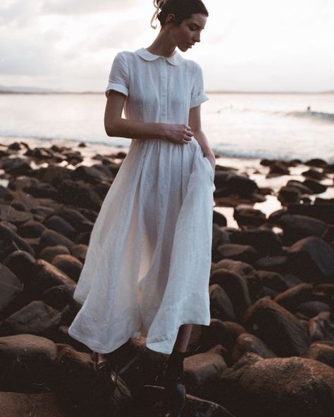 love this white linen peter pan collar dress. Click through to discover more linen dress ideas you'll love Linen Dress Ideas, White Linen Dress Summer, Linen Dress Pattern, Linen Wedding Dress, Pan Collar Dress, Peter Pan Collar Dress, White Linen Dresses, Linen Fashion, Country Dresses