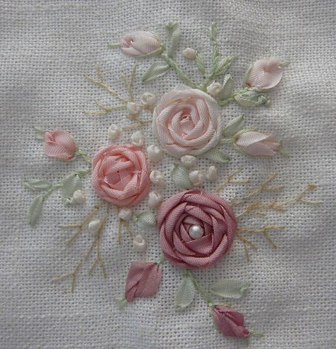 buquê de rosas Silk Ribbon Embroidery Tutorial, Sulaman Pita, Silk Ribbon Embroidery Patterns, Ribbon Embroidery Kit, French Knot Embroidery, Ribbon Embroidery Tutorial, Crazy Quilting, Hand Embroidery Tutorial, Pola Sulam