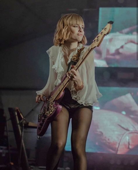 34,7 mil curtidas, 220 comentários - Victoria De Angelis/ Måneskin (@vicdeangelis) no Instagram: “Little rock n’roll angel” Folk Rock Aesthetic, Concert Outfit Rock, Queen Vic, Rock Aesthetic, Folk Rock, Rock Concert, Lily Rose Depp, Picture Credit, Jessica Chastain