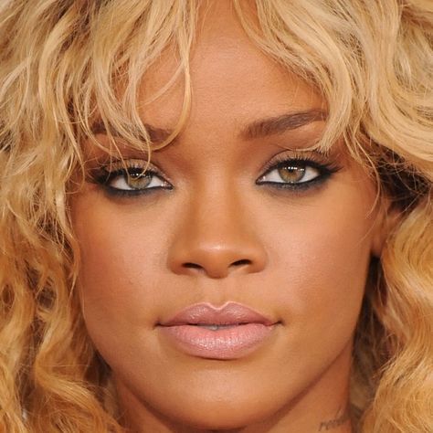 Rihanna Grammys, Contact Lenses For Dark Skin, Makeup Up Close, 2012 Makeup, Green Eyes Pop, Neutral Lipstick, Rihanna Makeup, Makeup Cantik, Natural Makeup Remover