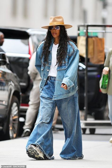 Double Denim Street Style, Baggie Jeans Outfit, Baggie Jeans, Baggy Jeans Outfit, Legs Outfit, Wide Leg Pants Outfit, Denim Street Style, Thanksgiving Outfit Ideas, Wide Leg Pants Outfits