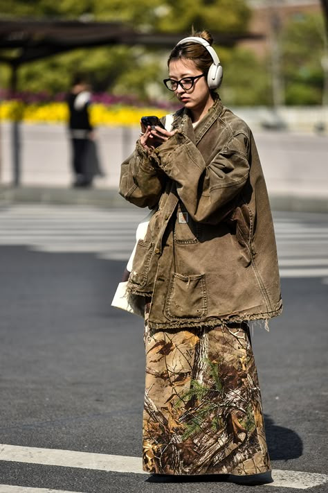 Street Style 2023, Shanghai Fashion Week, Shanghai Fashion, Middle Age Fashion, Street Snap, Layered Fashion, Style 2023, Dope Fashion, Hijabi Fashion